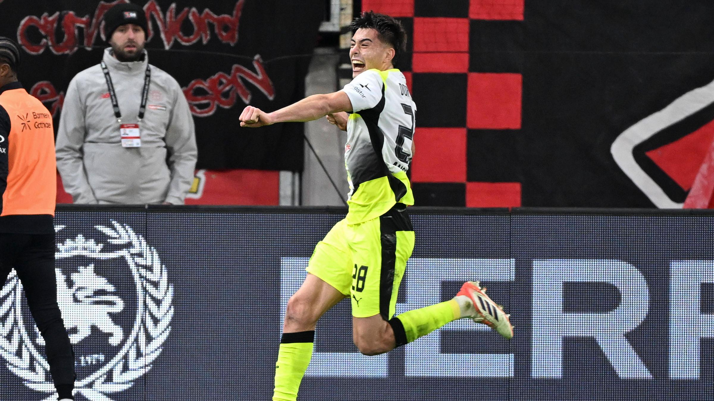 Dortmunds Innenverteidiger Aaron Anselmino jubelt nach seinem Treffer zum 1:0 für den BVB