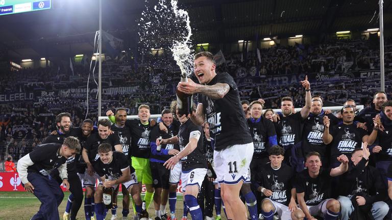 Jubel Bierdusche von Joel Grodowski vor Fans und Team Mannschaft