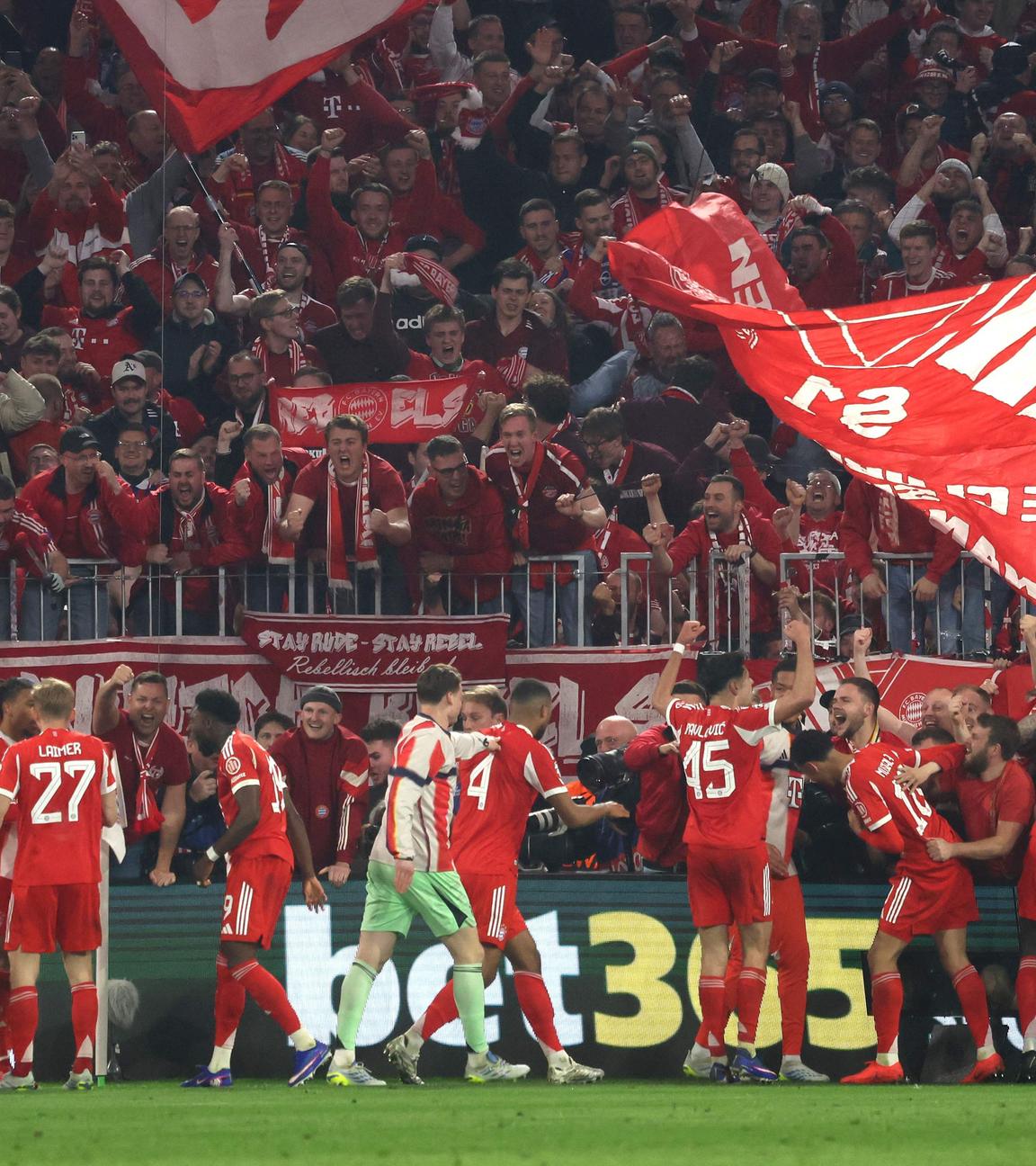 Die Bayern-Spieler jubeln mit den Fans im Champions-League-Viertelfinale gegen Real Madrid