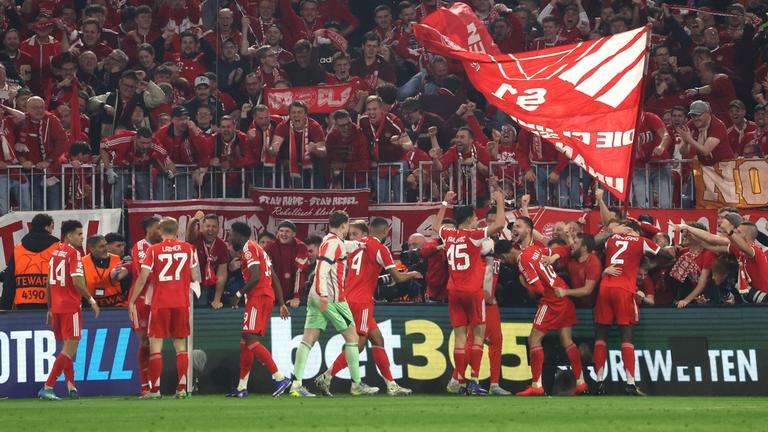 Die Bayern-Spieler jubeln mit den Fans im Champions-League-Viertelfinale gegen Real Madrid