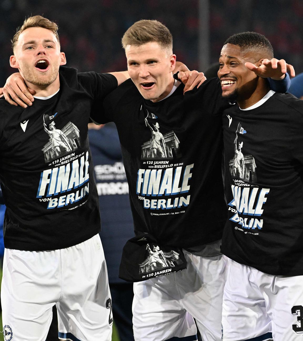 Bielefelds Spieler feiern ihren Einzug in das DFB-Pokal Finale.