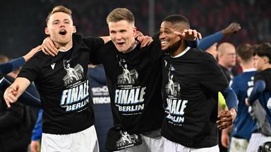 Bielefelds Spieler feiern ihren Einzug in das DFB-Pokal Finale.