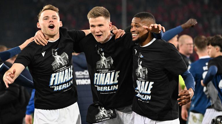 Bielefelds Spieler feiern ihren Einzug in das DFB-Pokal Finale.