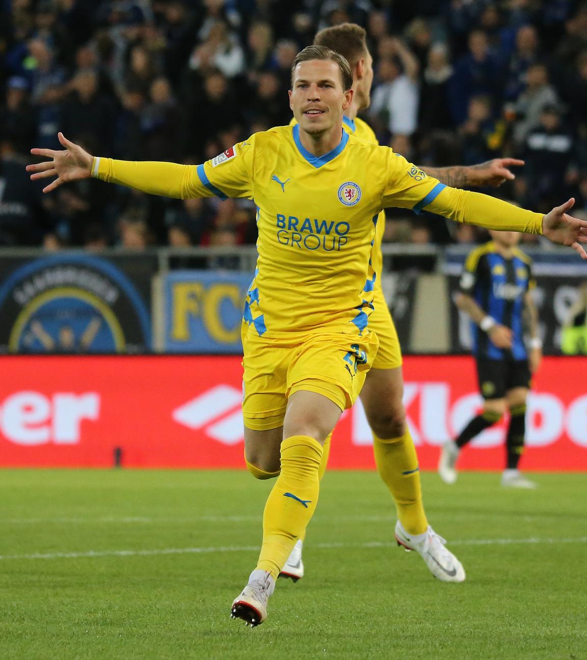 Lino Tempelmann bejubelt seinen Treffer zum 1:0 für Eintracht Braunschweig