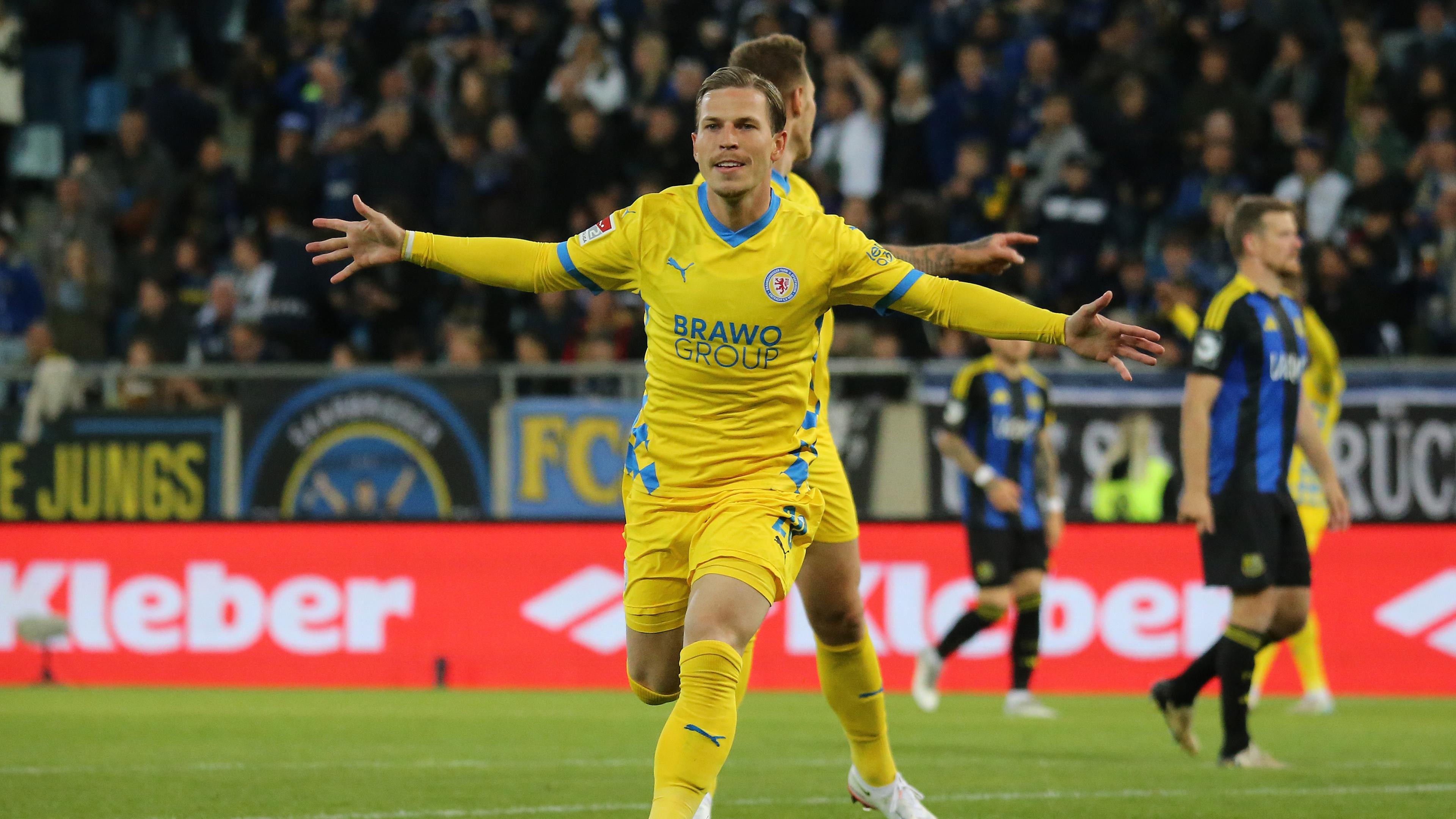 Lino Tempelmann bejubelt seinen Treffer zum 1:0 für Eintracht Braunschweig