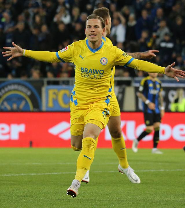 Lino Tempelmann bejubelt seinen Treffer zum 1:0 für Eintracht Braunschweig