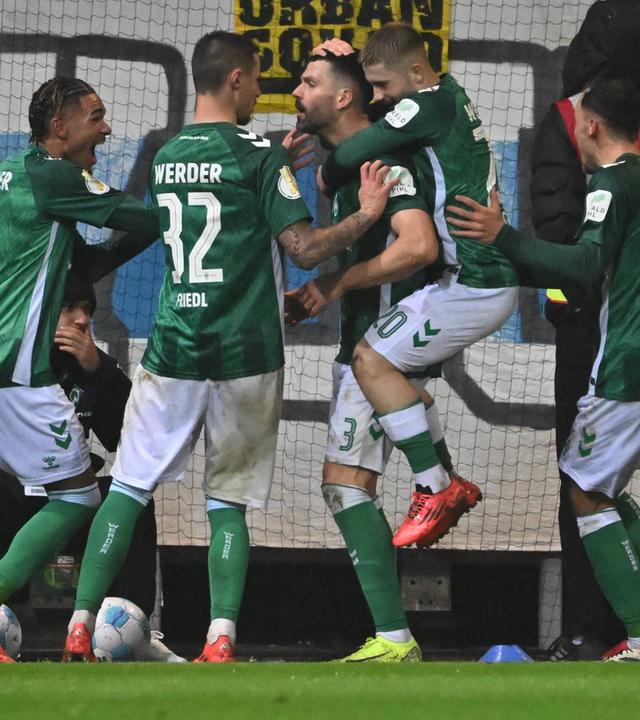 Torschütze Anthony Jung (Werder Bremen 03) jubelt über das Tor zum 1:0.