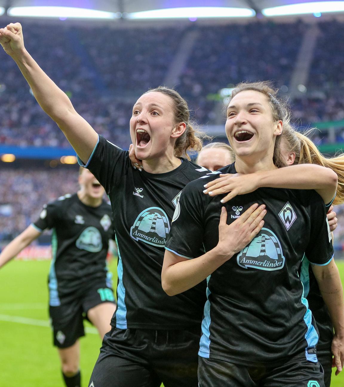 Verena Wieder und Torschützin Sophie Weidauer jubeln über das 0:1.