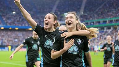 Verena Wieder und Torschützin Sophie Weidauer jubeln über das 0:1.