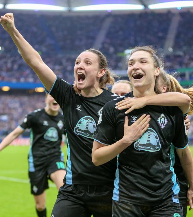 Verena Wieder und Torschützin Sophie Weidauer jubeln über das 0:1.