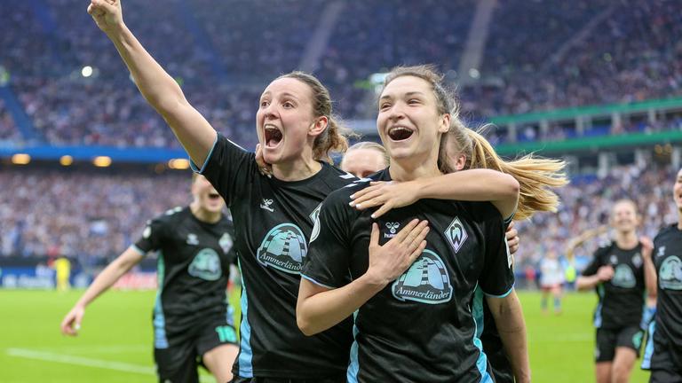 Verena Wieder und Torschützin Sophie Weidauer jubeln über das 0:1.