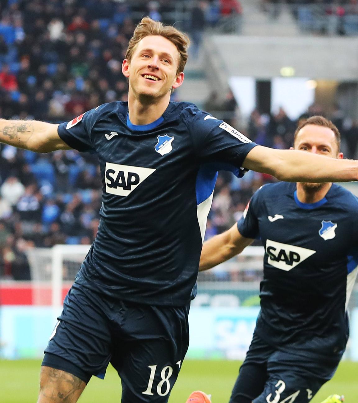 Hoffenheims Mittelfeldspieler Wouter Burger jubelt nach seinem Führungstreffer zum 1:0 gegen Bayer 04 Leverkusen zusammen mit seinem Teamkollegen Vladimir Coufal