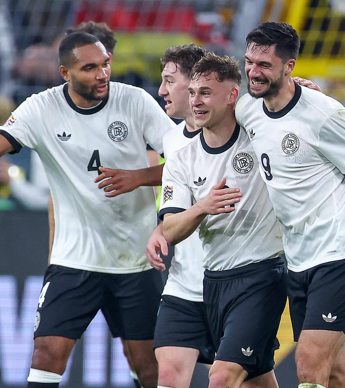 Torjubel nach dem Tor zum 3:0 durch Torschütze Tim Kleindienst zusammen mit Joshua Kimmich.