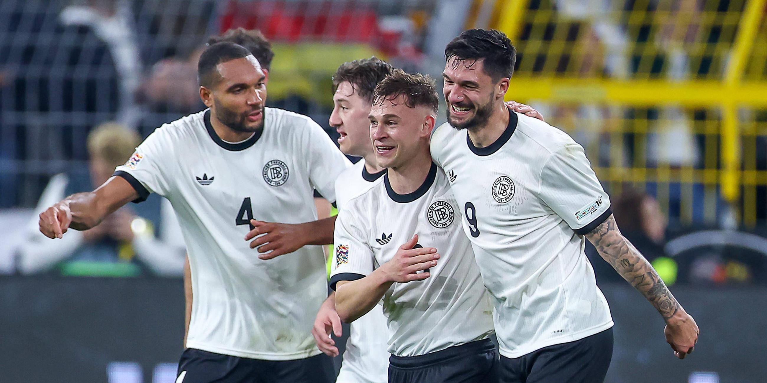 Torjubel nach dem Tor zum 3:0 durch Torschütze Tim Kleindienst zusammen mit Joshua Kimmich.