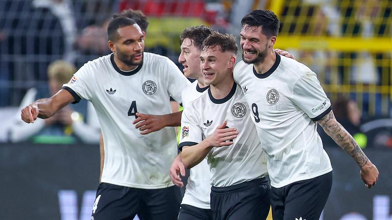 Torjubel nach dem Tor zum 3:0 durch Torschütze Tim Kleindienst zusammen mit Joshua Kimmich.