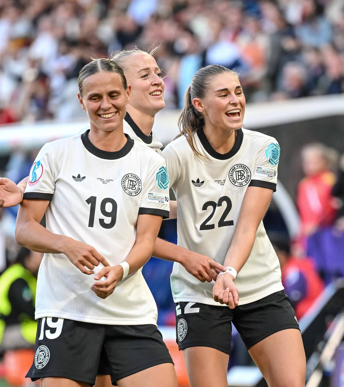 Lea Schueller (Deutschland) jubelt nach dem zweiten Tor ihrer Mannschaft mit ihren Teamkolleginnen.