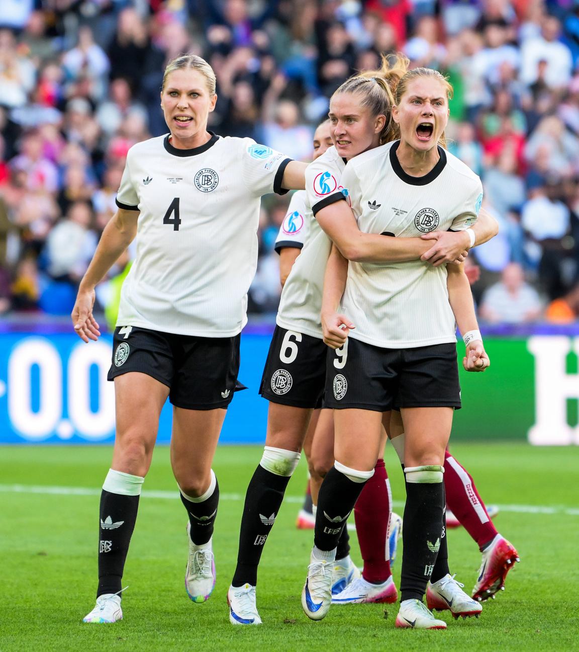 Im Bild Tor 1:1 Torjuibel v.l. Rebecca KNAAK (Deutschland, 4), Janina MINGE (Deutschland, 6), Torschützin Sjoeke NÜSKEN (Deutschland, 9). Basel St. Jakob-Park Basel-Stadt Schweiz.