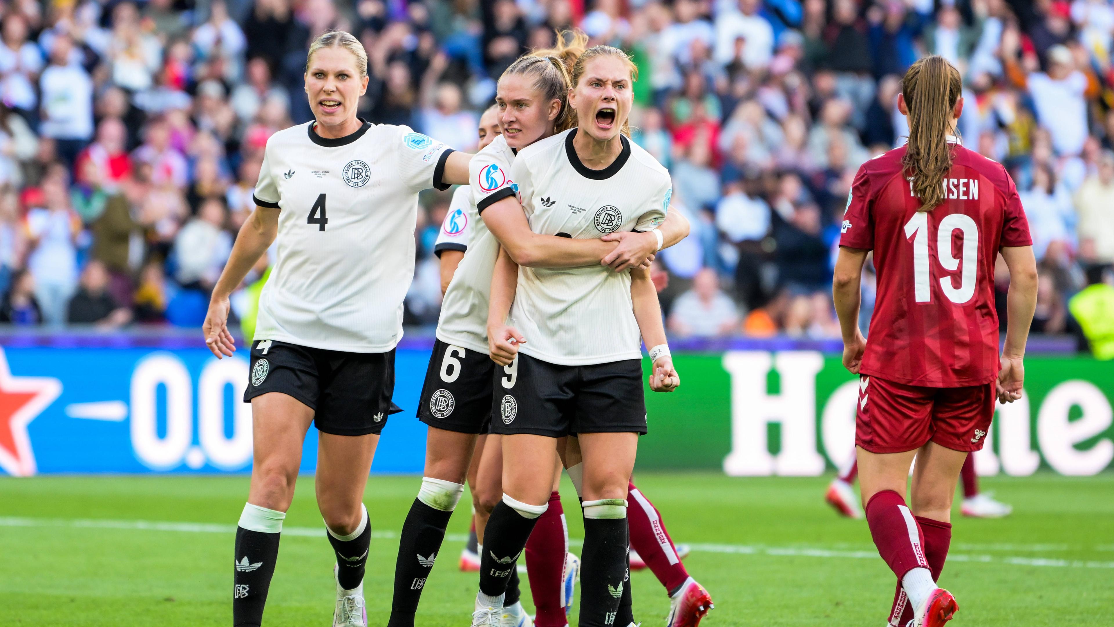 Im Bild Tor 1:1 Torjuibel v.l. Rebecca KNAAK (Deutschland, 4), Janina MINGE (Deutschland, 6), Torschützin Sjoeke NÜSKEN (Deutschland, 9). Basel St. Jakob-Park Basel-Stadt Schweiz.