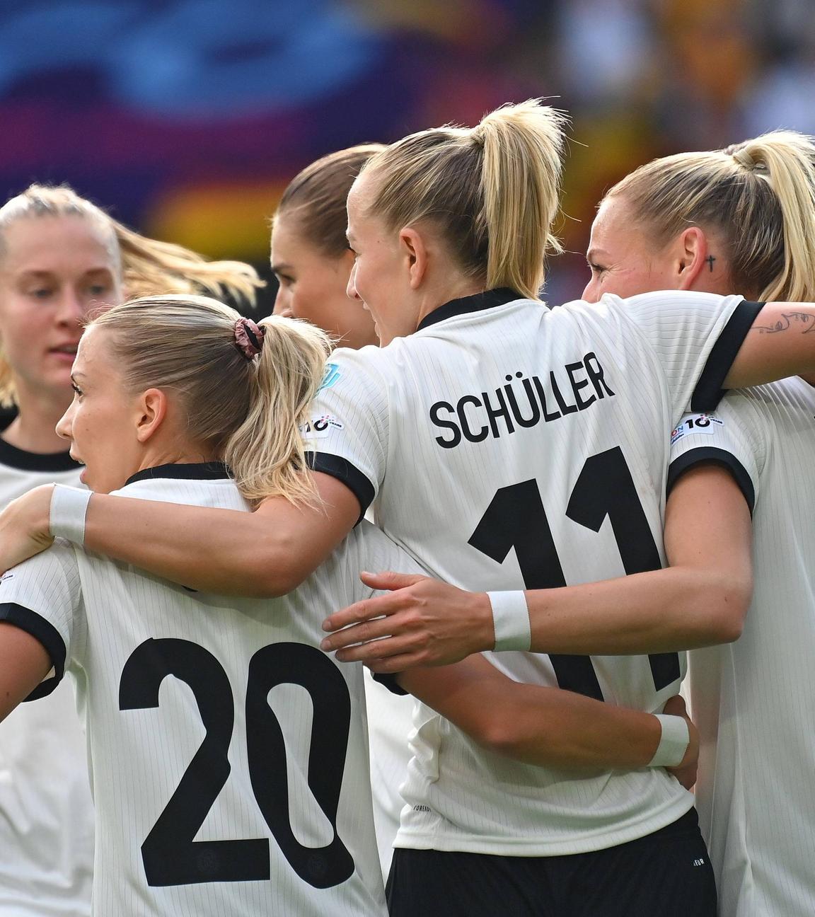 Kollektiver Torjubel mit Elisa Senss (GER), Lea Schüller (GER),Sarai Linder (GER). 