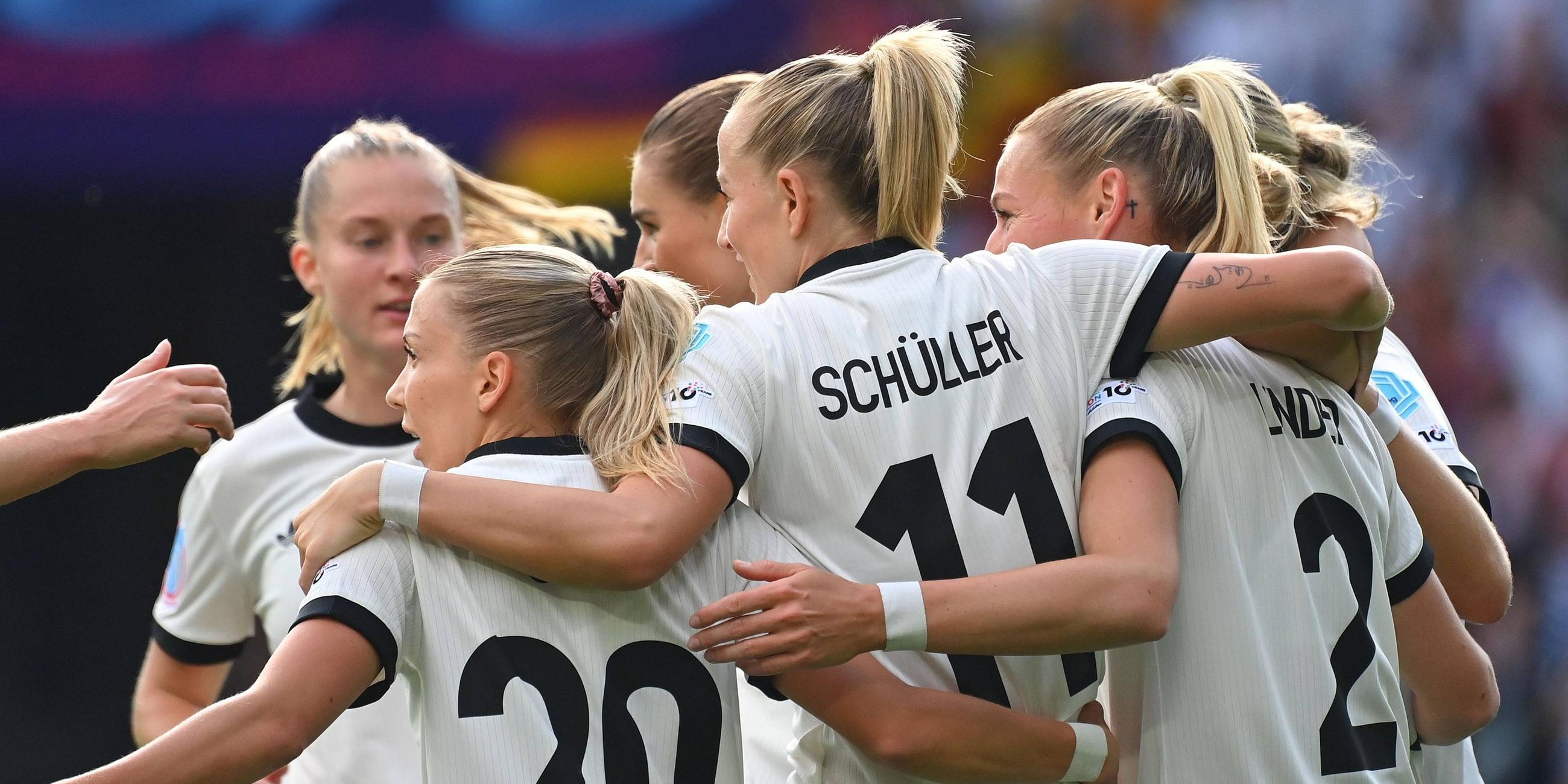 Kollektiver Torjubel mit Elisa Senss (GER), Lea Schüller (GER),Sarai Linder (GER). 