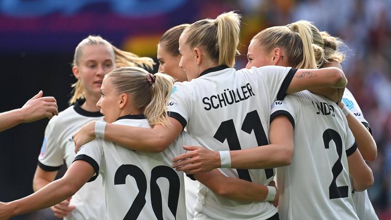 Kollektiver Torjubel mit Elisa Senss (GER), Lea Schüller (GER),Sarai Linder (GER). 