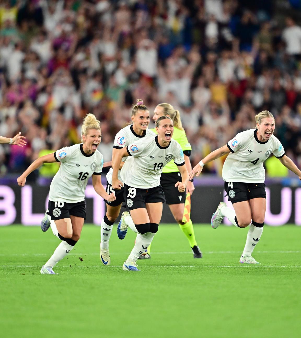 Deutschlands Spielerinnen jubeln über den Sieg. 