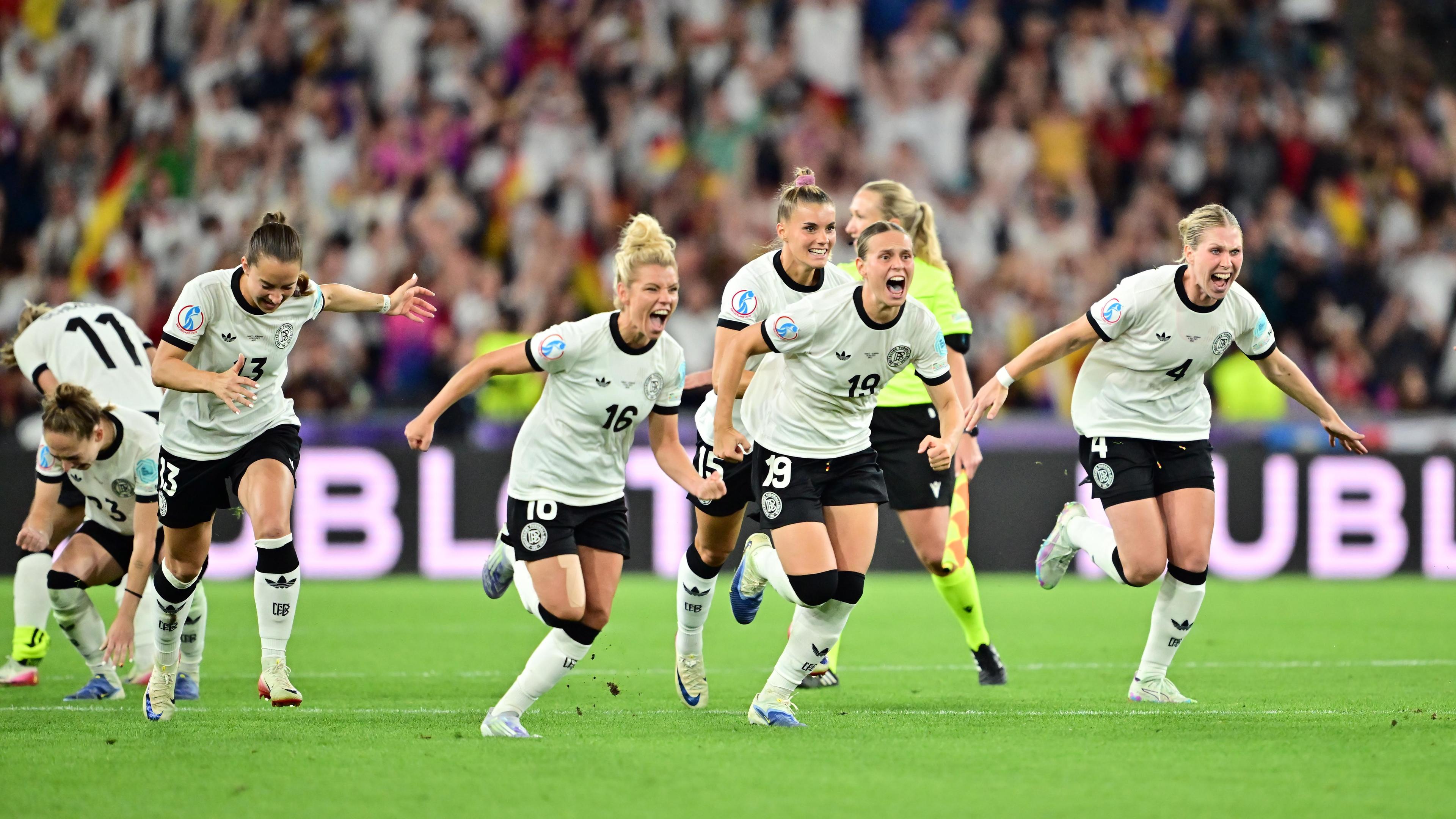 Deutschlands Spielerinnen jubeln über den Sieg. 