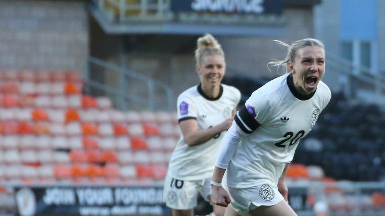 Deutschlands Elisa Senß bejubelt ihren Treffer