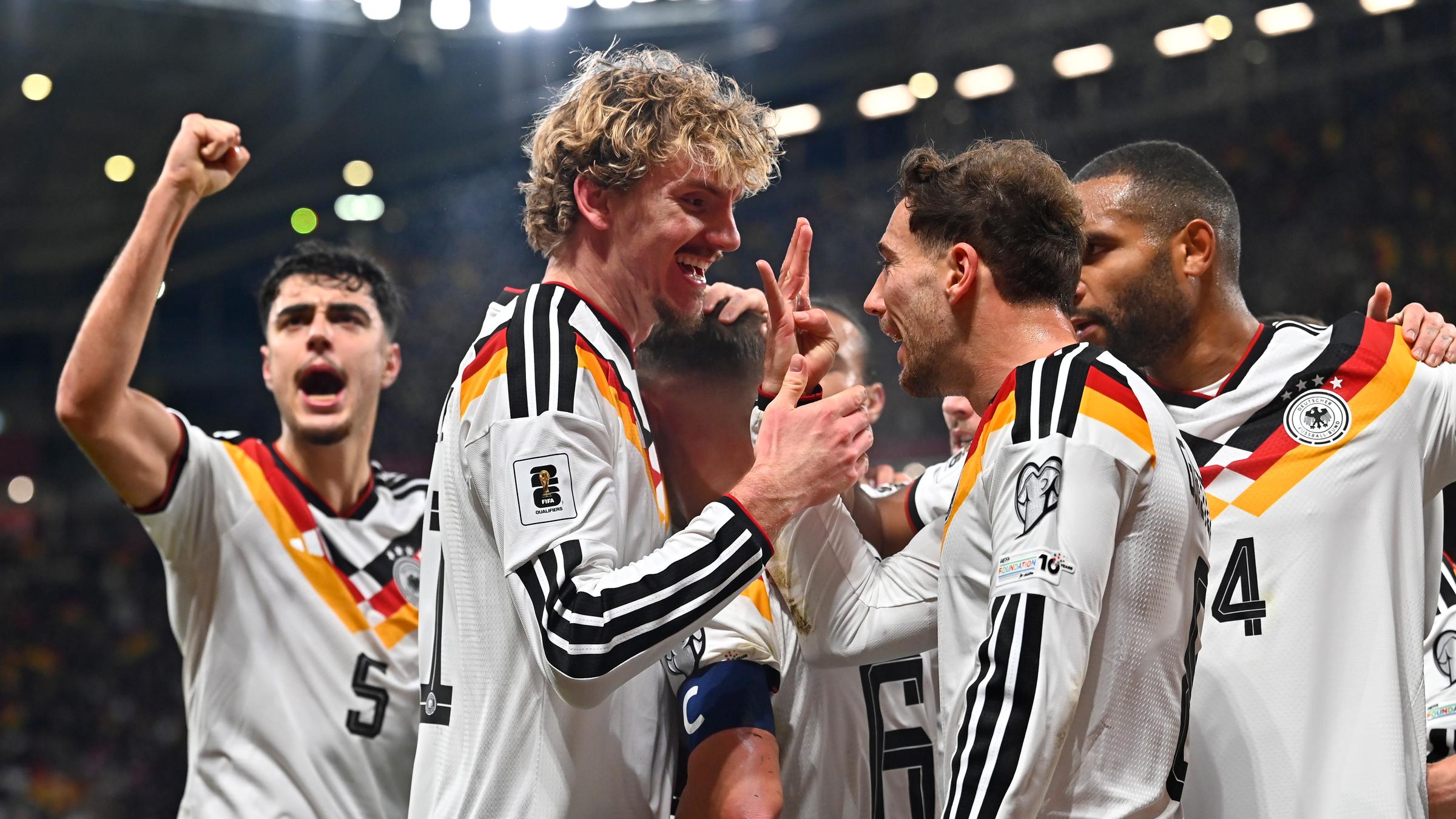 Nick Woltemade (2.vl, Deutschland) bejubelt ein Tor mit Leon Goretzka (r, Deutschland).