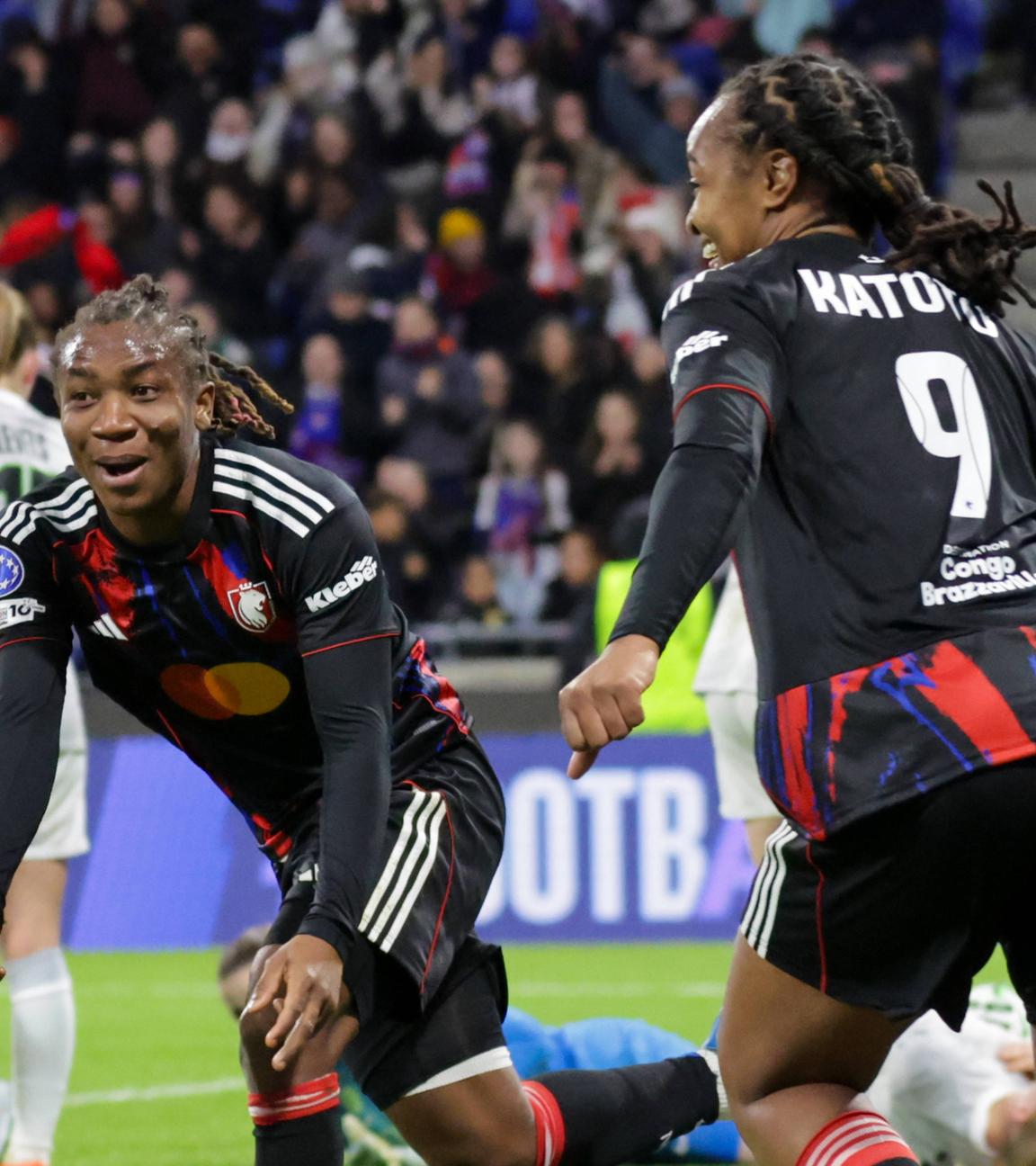 Lyons Melchie Dumornay bejubelt ihren Treffer zum 2:0 gegen Wolfsburg