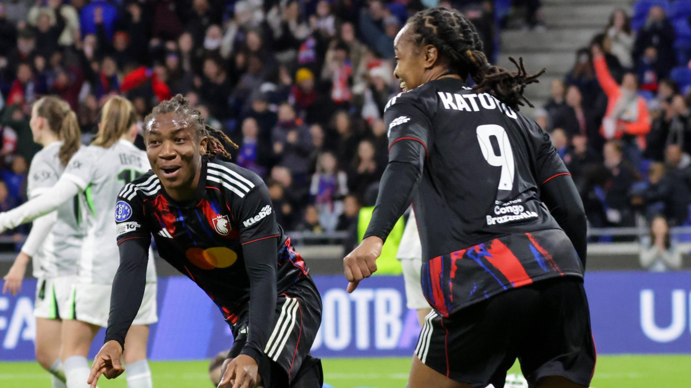 Lyons Melchie Dumornay bejubelt ihren Treffer zum 2:0 gegen Wolfsburg