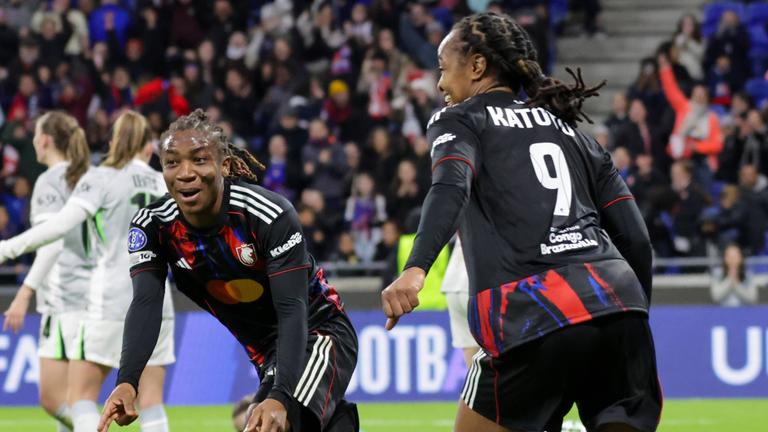 Lyons Melchie Dumornay bejubelt ihren Treffer zum 2:0 gegen Wolfsburg