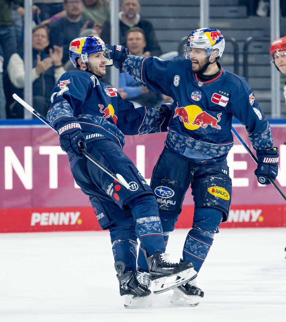 Adam Brooks (EHC Red Bull Muenchen, 77) bejubelt mit Tobias Rieder (EHC Red Bull Muenchen, 8) dessen Tor zum 4:3
