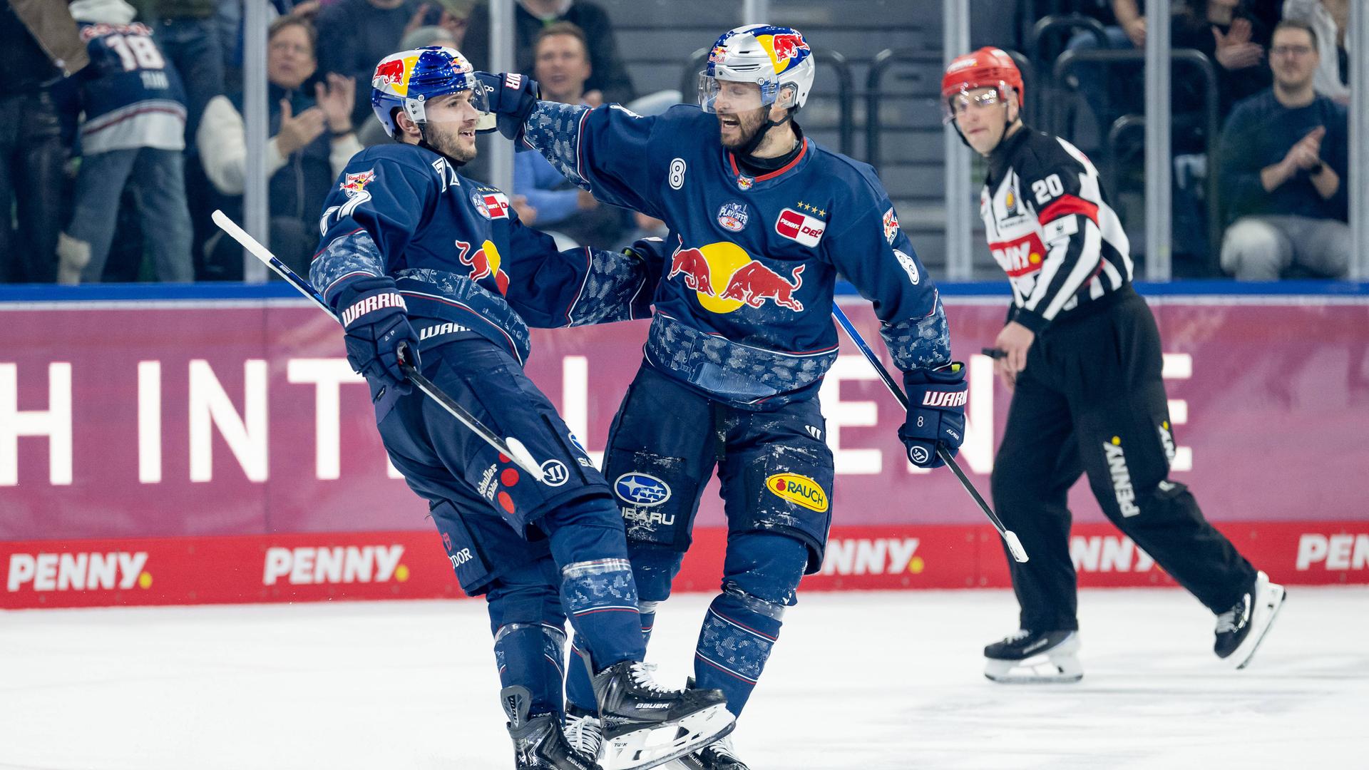 Adam Brooks (EHC Red Bull Muenchen, 77) bejubelt mit Tobias Rieder (EHC Red Bull Muenchen, 8) dessen Tor zum 4:3