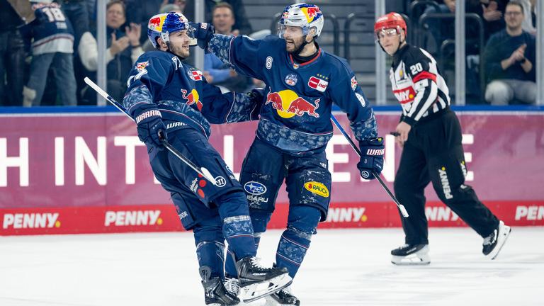 Adam Brooks (EHC Red Bull Muenchen, 77) bejubelt mit Tobias Rieder (EHC Red Bull Muenchen, 8) dessen Tor zum 4:3