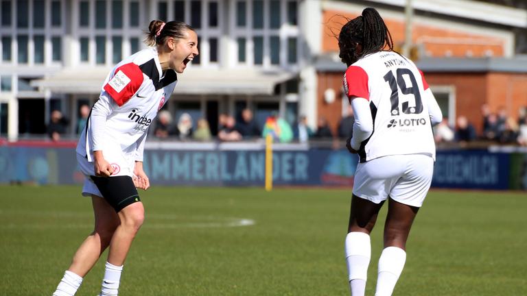 Jubel nach dem Tor von Nicole Anyomi (r.).