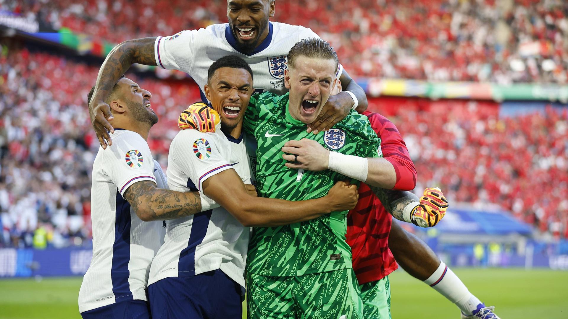 Englands Spieler feiern Pickford.