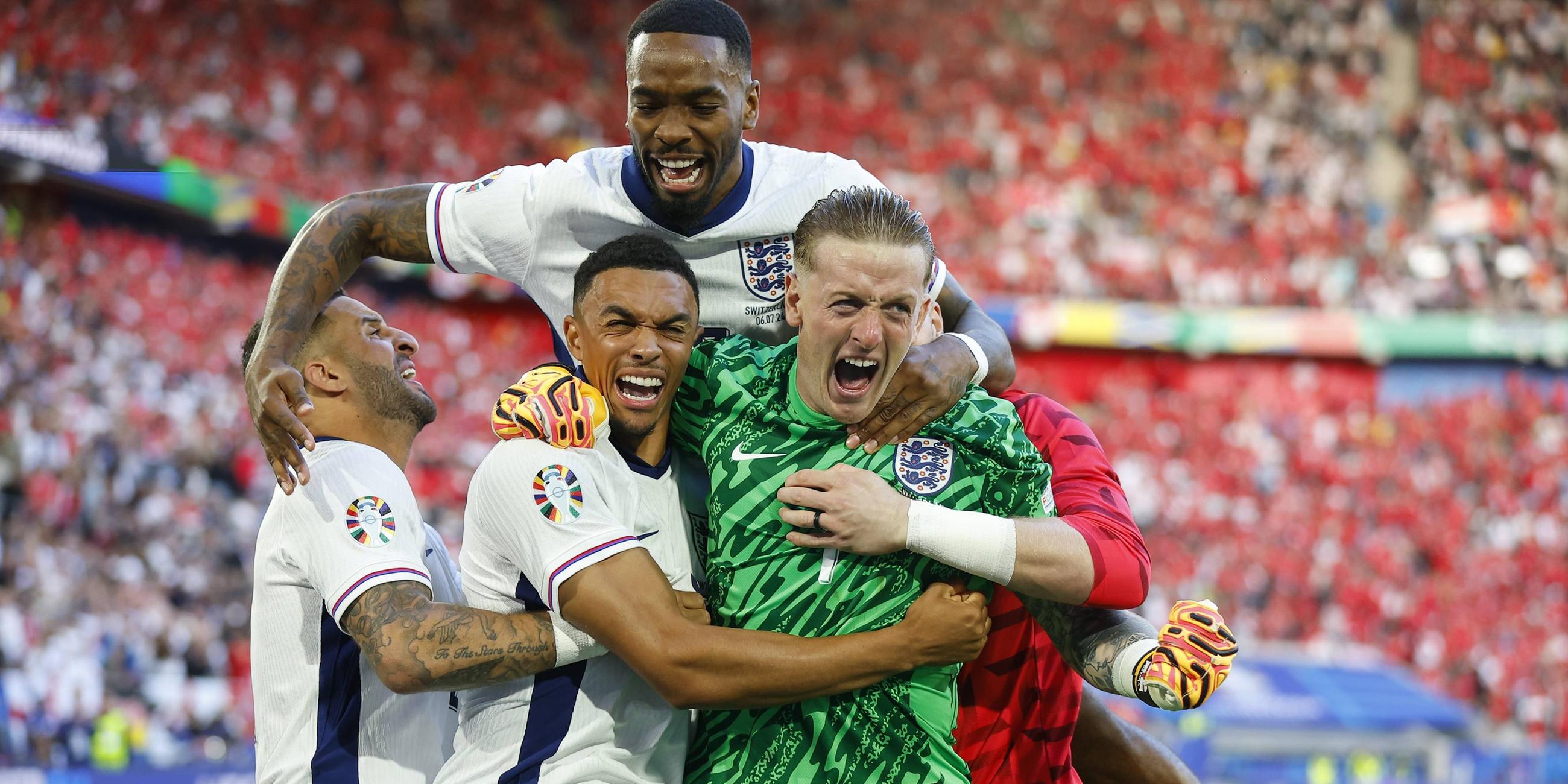 Englands Spieler feiern Pickford.