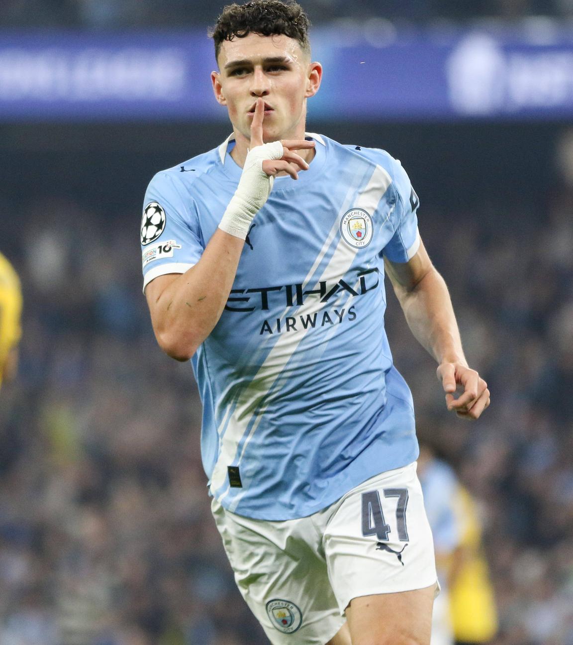 Der Stürmer der Skyblues, Phil Foden, hält den Finger vor seinen Mund beim Jubel zu seinem Treffer zum 1:0 Manchester City