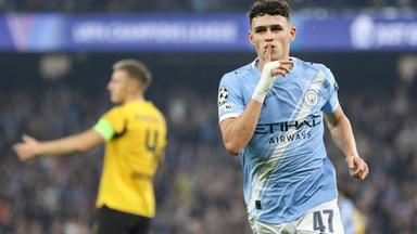Der Stürmer der Skyblues, Phil Foden, hält den Finger vor seinen Mund beim Jubel zu seinem Treffer zum 1:0 Manchester City