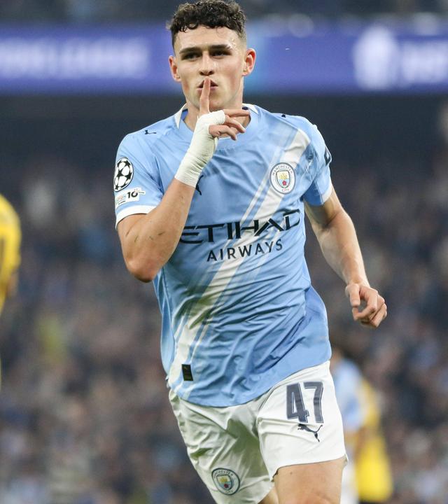Der Stürmer der Skyblues, Phil Foden, hält den Finger vor seinen Mund beim Jubel zu seinem Treffer zum 1:0 Manchester City