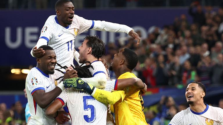 Frankreichs Spieler jubeln am 05.07.24.