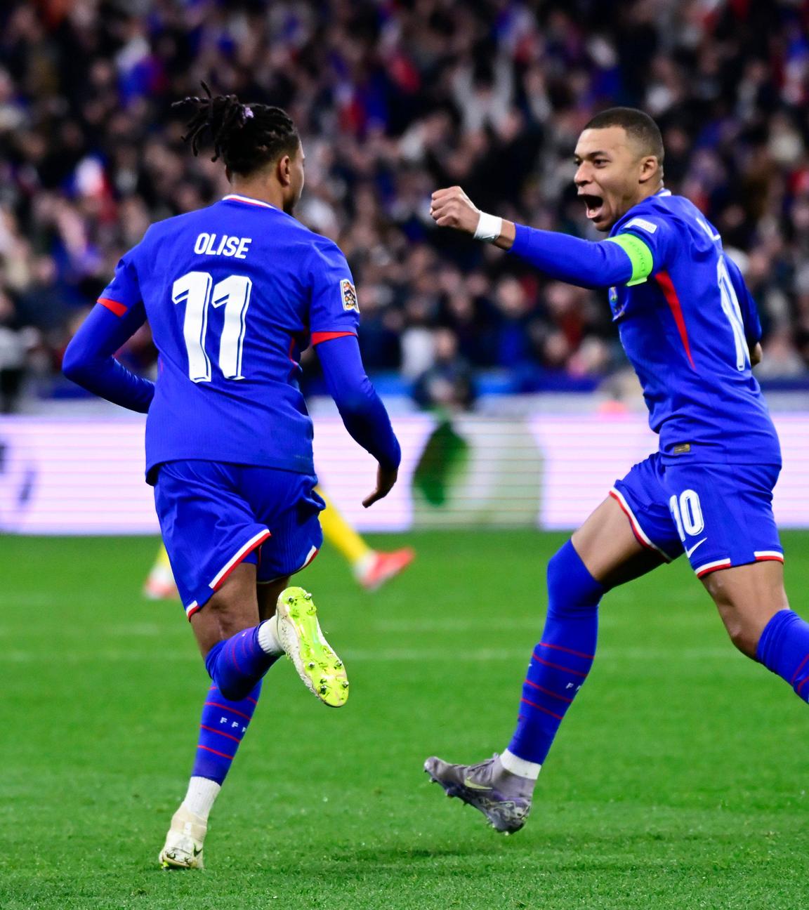 Michael Olise und Kylian Mbappe jubeln.