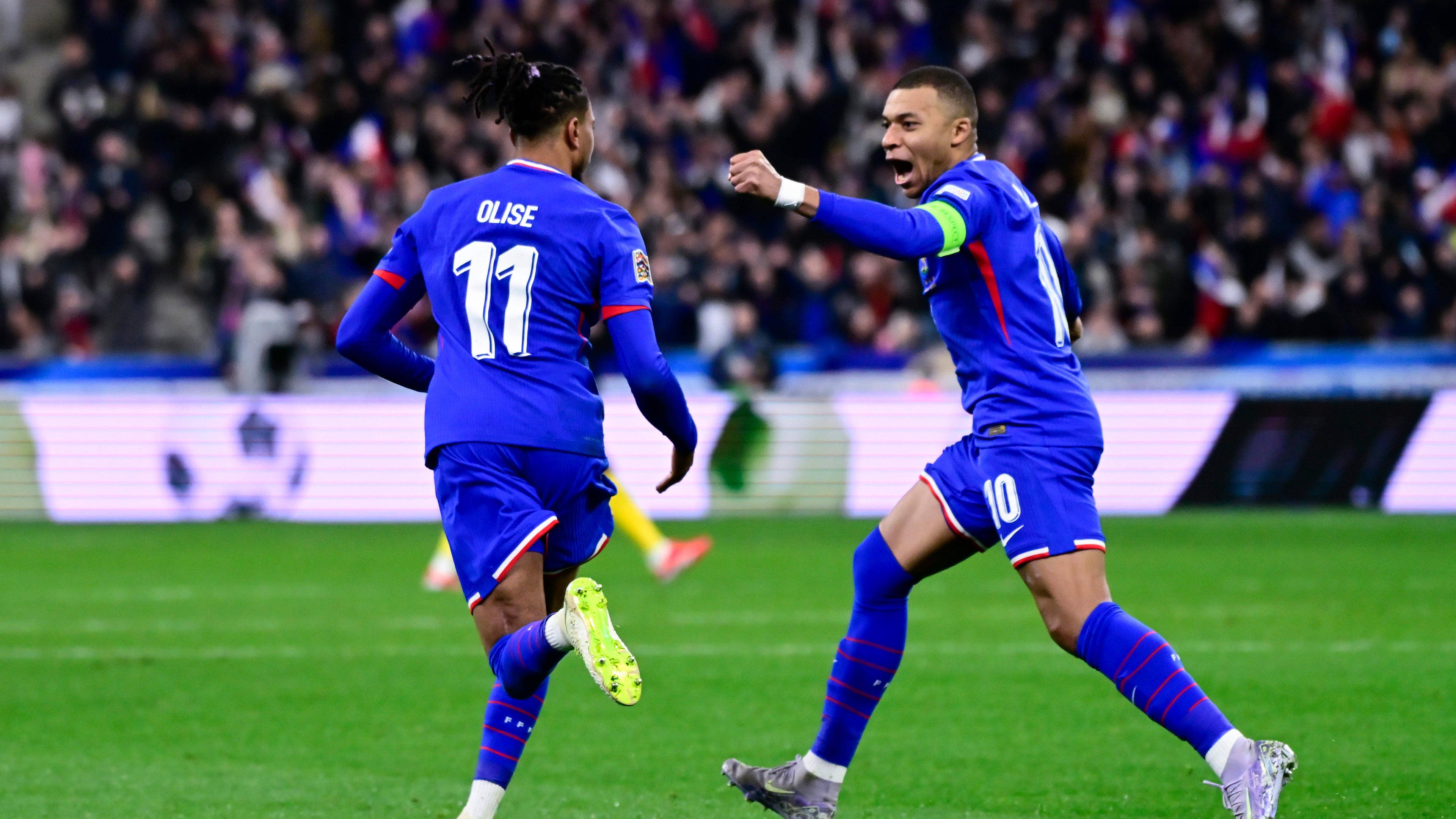 Michael Olise und Kylian Mbappe jubeln.