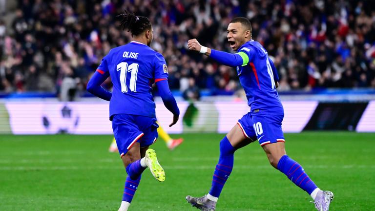 Michael Olise und Kylian Mbappe jubeln.