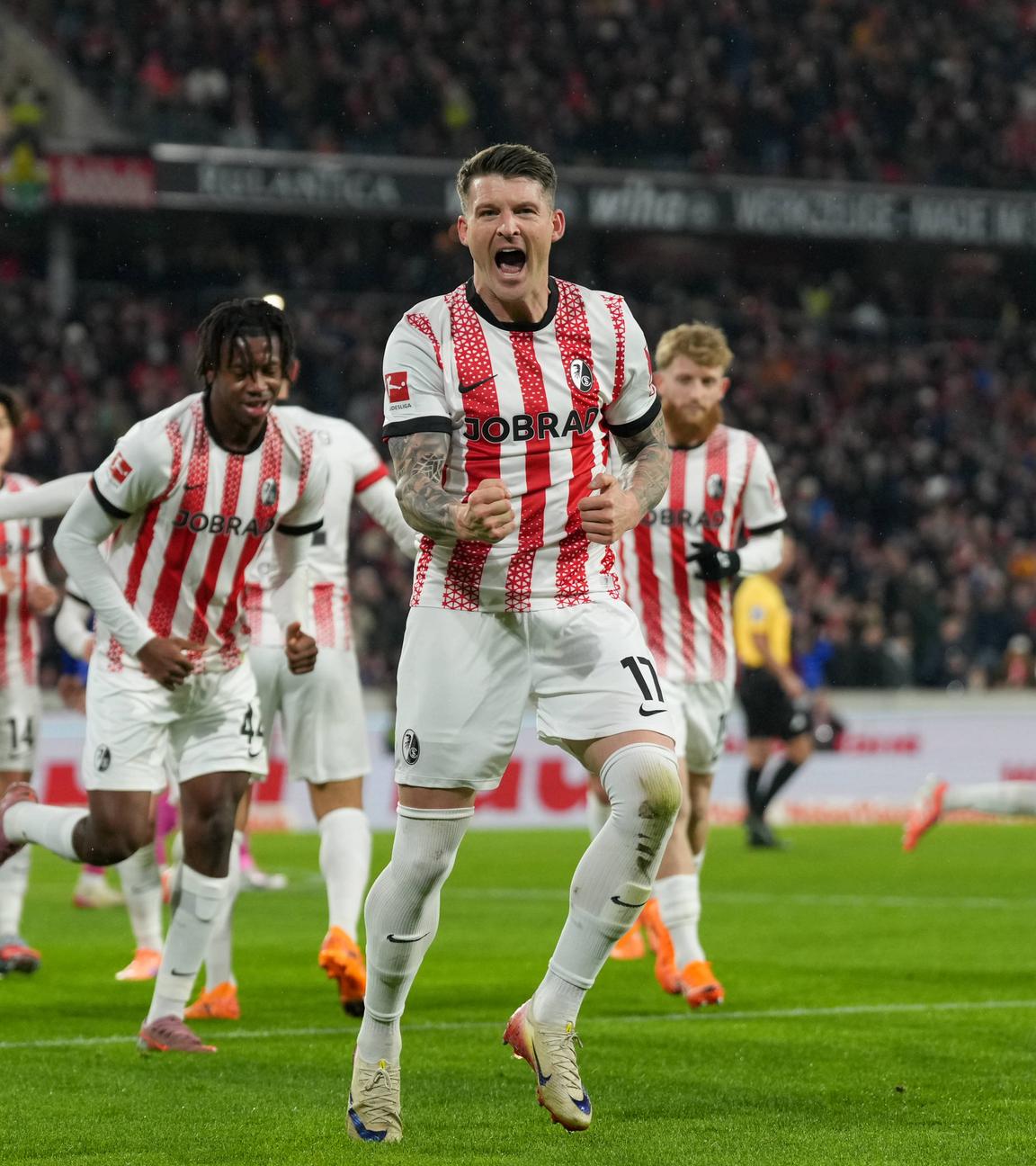 Der Freiburger Außenverteidiger Lukas Kübler bejubelt mit geballten Fäusten seinen Treffer zum 1:0 gegen den FSV Mainz 05