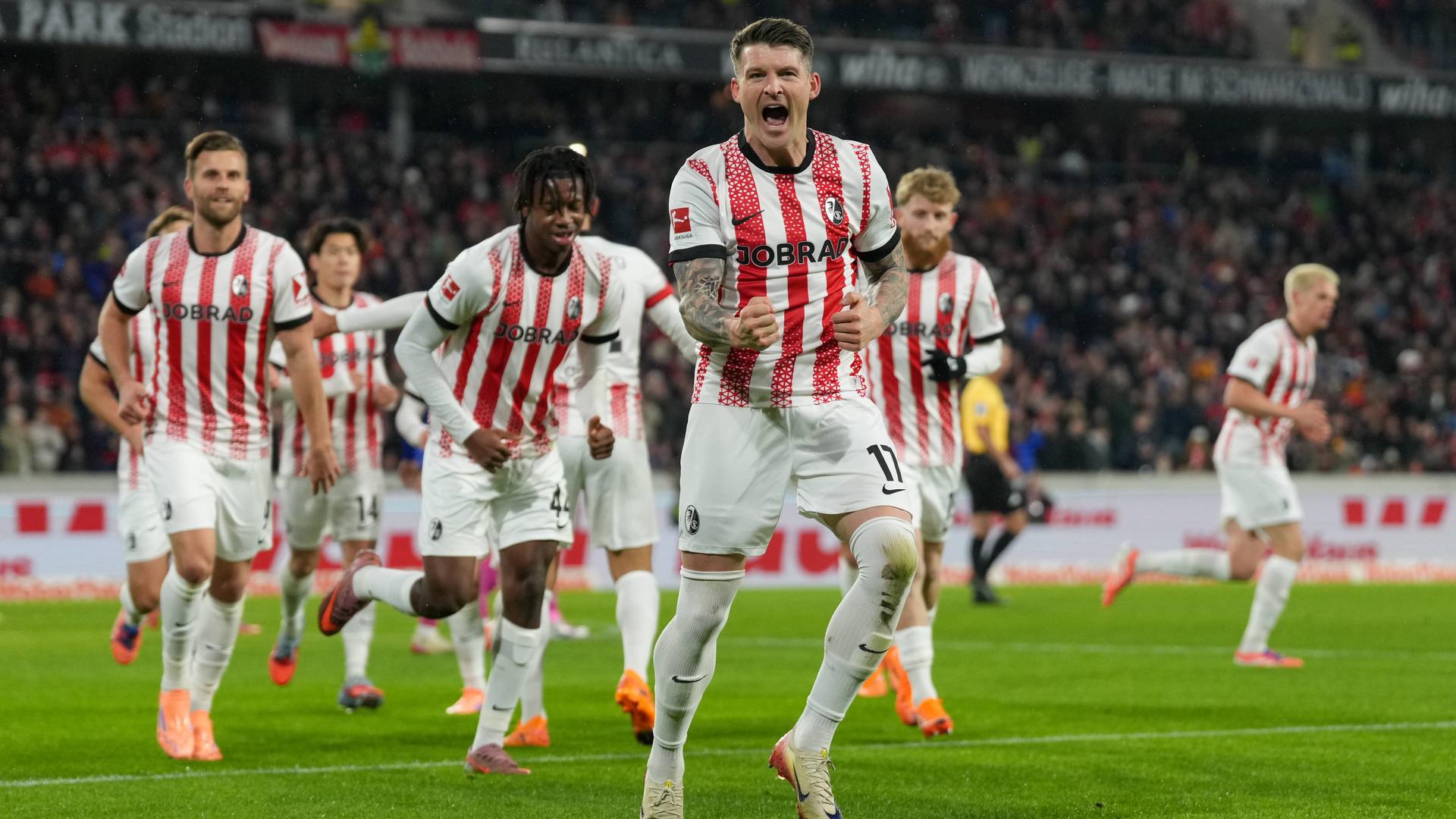 Der Freiburger Außenverteidiger Lukas Kübler bejubelt mit geballten Fäusten seinen Treffer zum 1:0 gegen den FSV Mainz 05