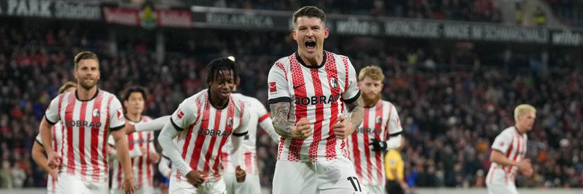 Der Freiburger Außenverteidiger Lukas Kübler bejubelt mit geballten Fäusten seinen Treffer zum 1:0 gegen den FSV Mainz 05