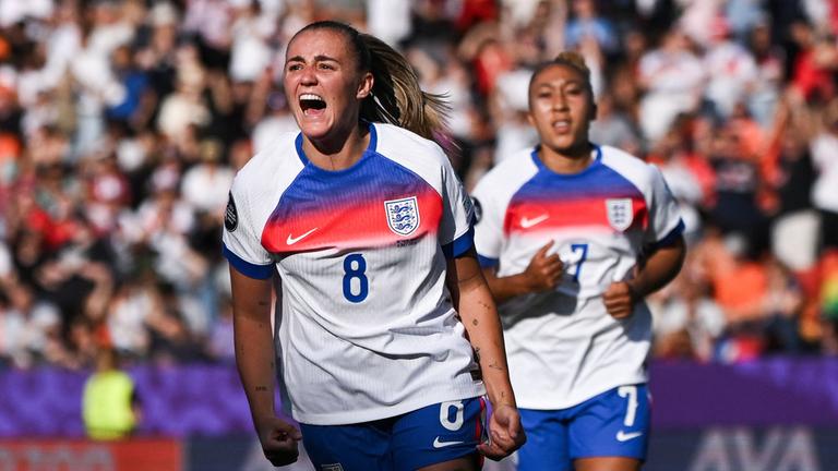 Georgia Stanway jubelt über ihren Treffer zum 2:0.