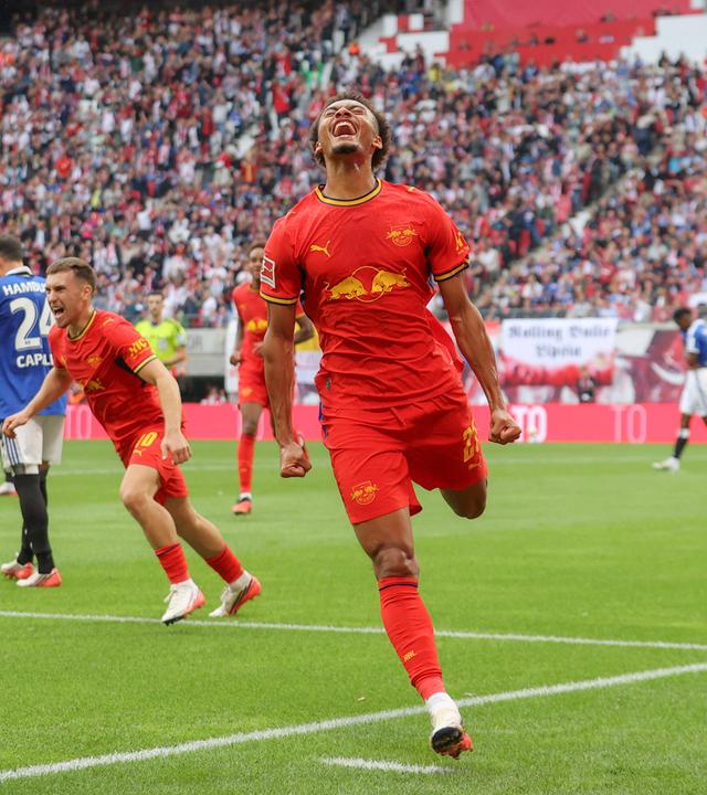 Der Leipziger Flügelspieler Tidiam Gomis jubelt nach seinem Treffer zum 1:0 in der Bundesligapartie gegen den Hamburger SV